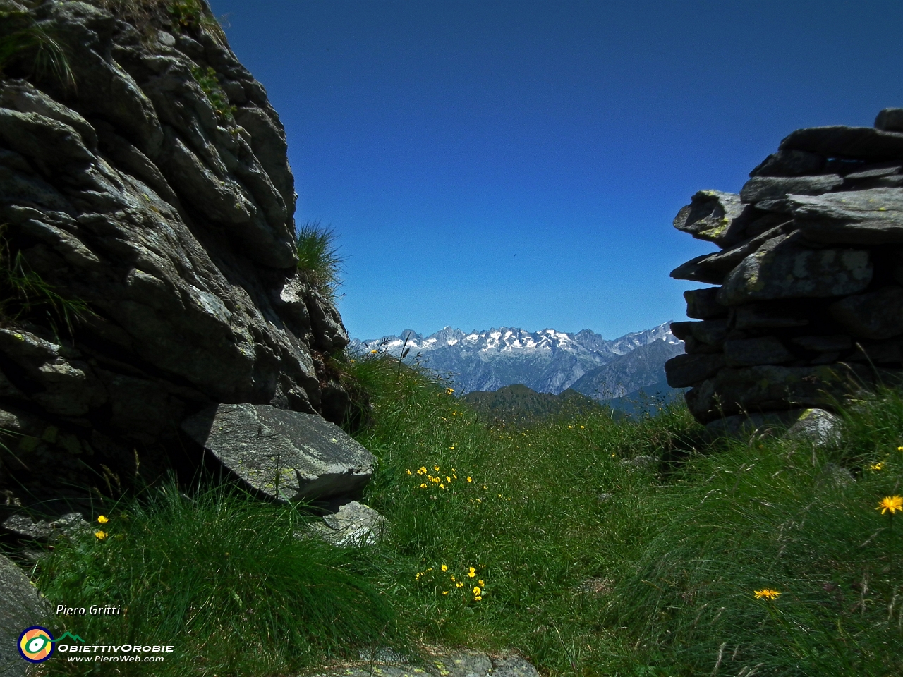 52 risalito un valloncello, sono alla Bocchetta di Budria (2216 m.).JPG